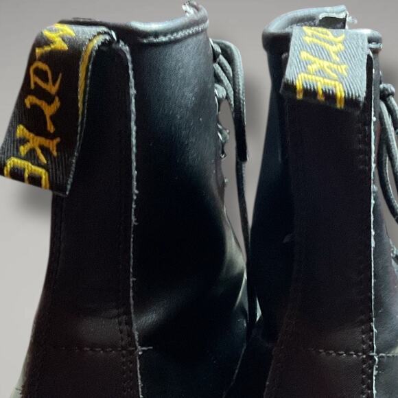 Men's 10.5 DR. MARTENS Smooth Black Leather Lace Up Boots In Excellent Condition - Picture 10 of 14